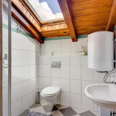 Sherpa By Guide Stranici kod Lovreca